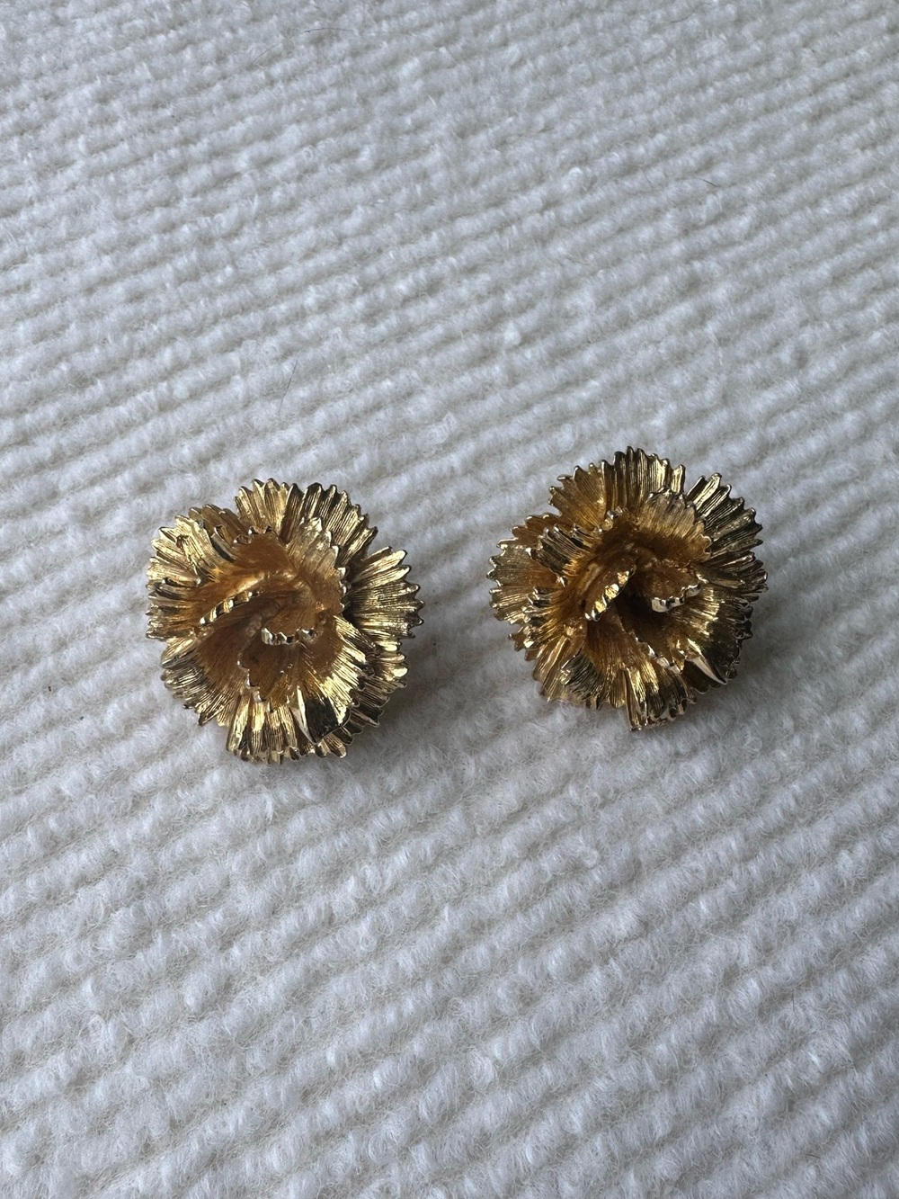 Vintage gold-toned floral earrings ear clips